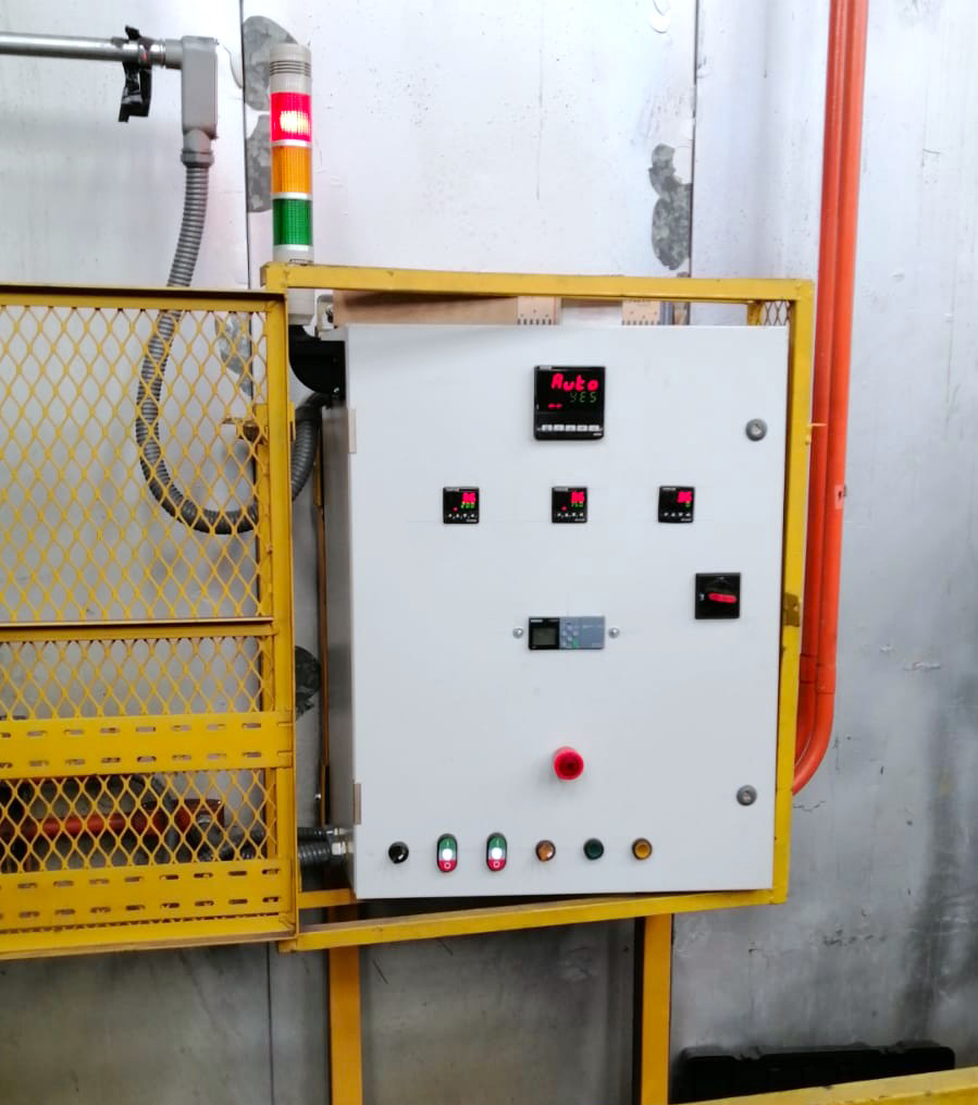 Gabinete de control eléctrico industrial montado en planta con indicadores de procesos