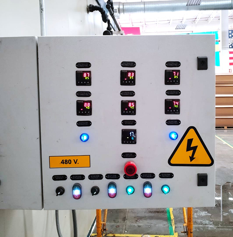Panel frontal de tablero de control industrial de 400V con luces piloto e indicadores