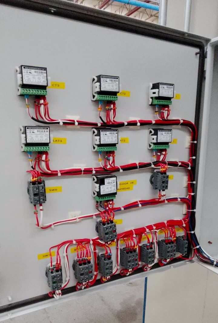 Montaje técnico de componentes eléctricos y cableado de control en tablero industrial